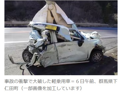 事故の衝撃で大破した軽乗用車