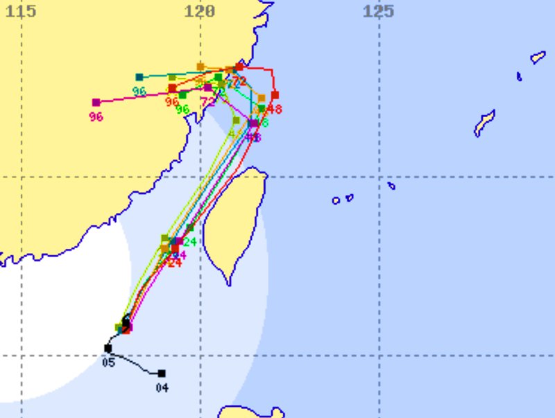 世界7つの気象機関による台風4号の進路予想比較図